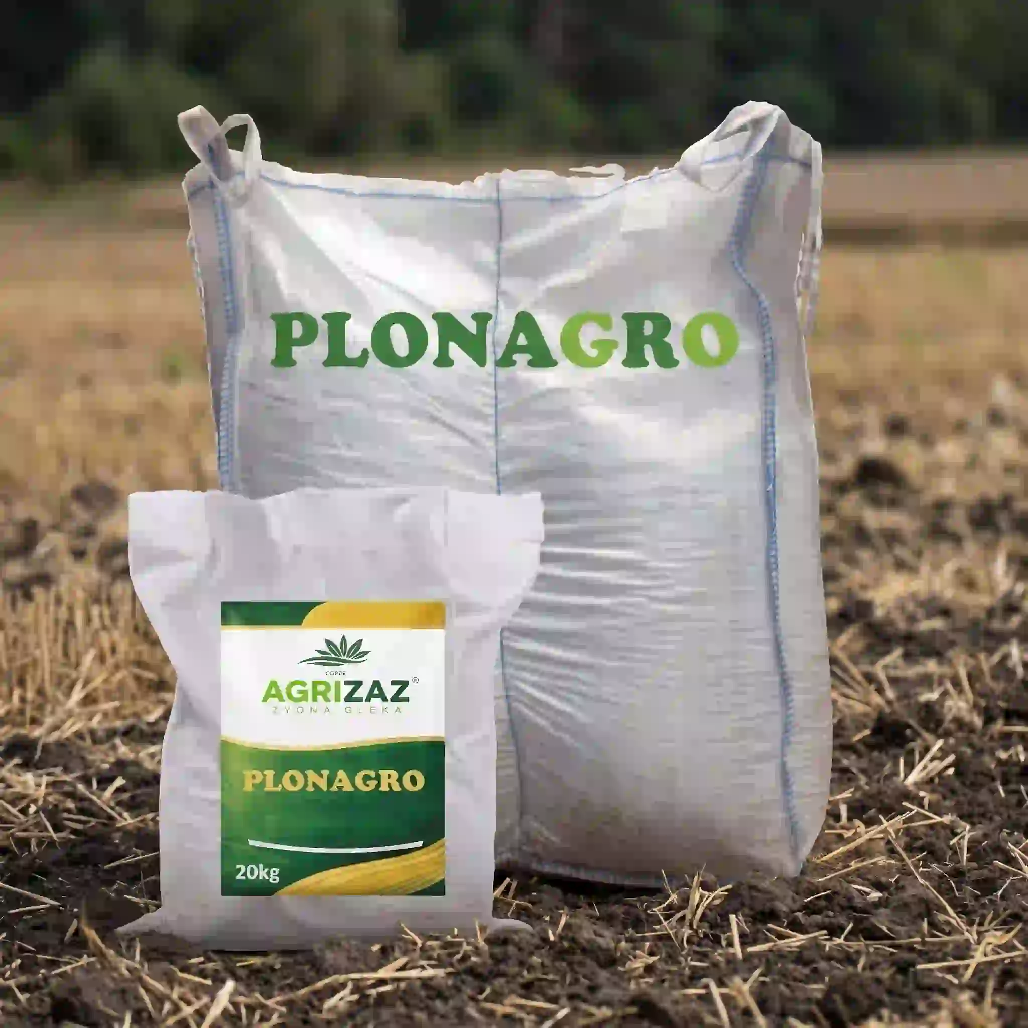 Worek 20kg oraz duży kontener typu Big-Bag nawozu organiczno-mineralnego Plonagro marki Agrizaz stojące na ściernisku w polu