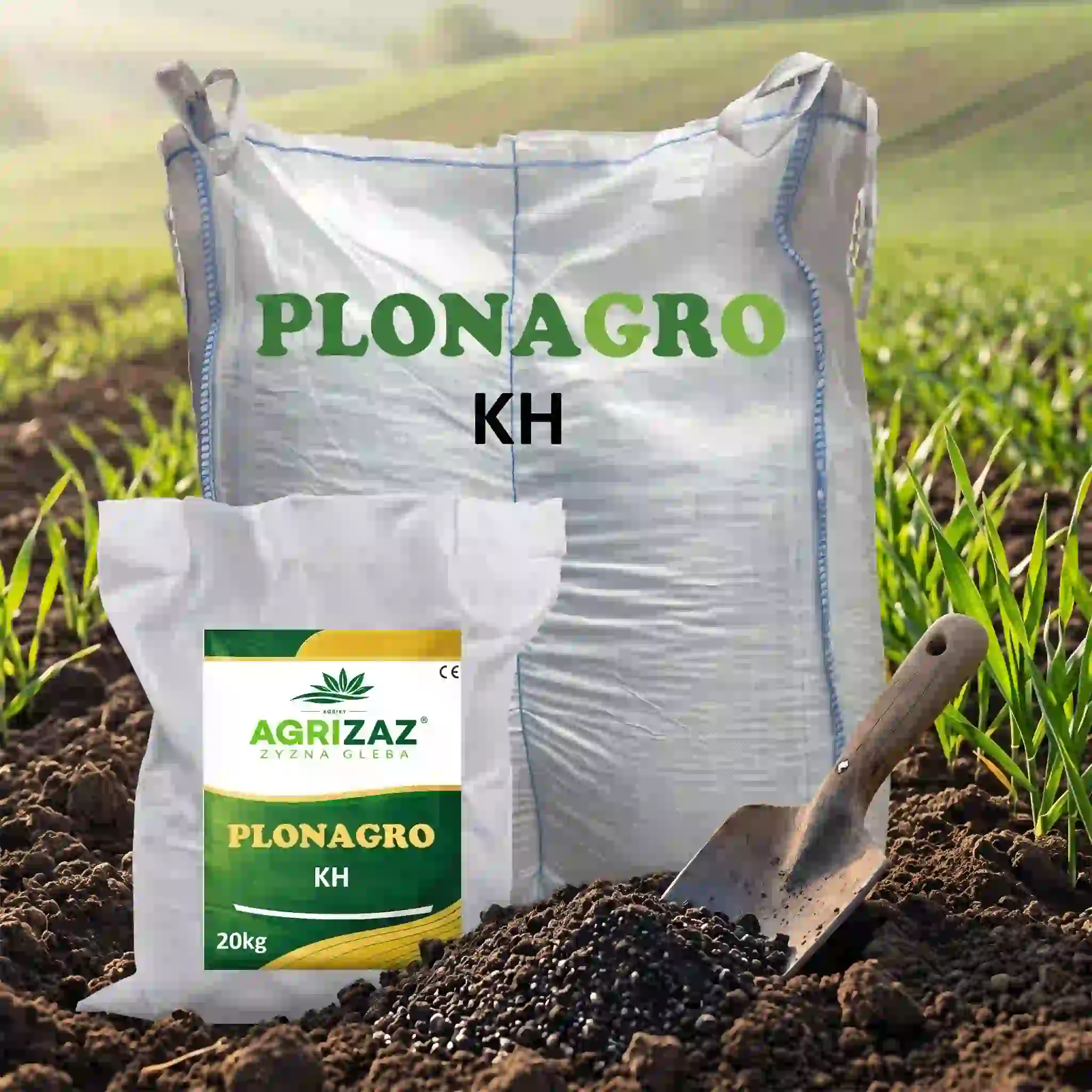 Worek 20kg i pojemnik Big-Bag nawozu Plonagro KH marki Agrizaz stojące na glebie uprawnej obok łopatki z czarnym granulatem