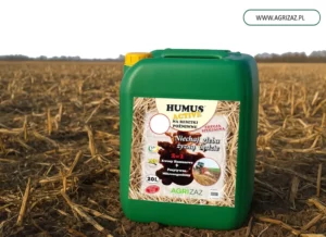 Zielony 20-litrowy kanister preparatu Humus Active na resztki pożniwne stojący na polu pełnym słomy i ścierniska