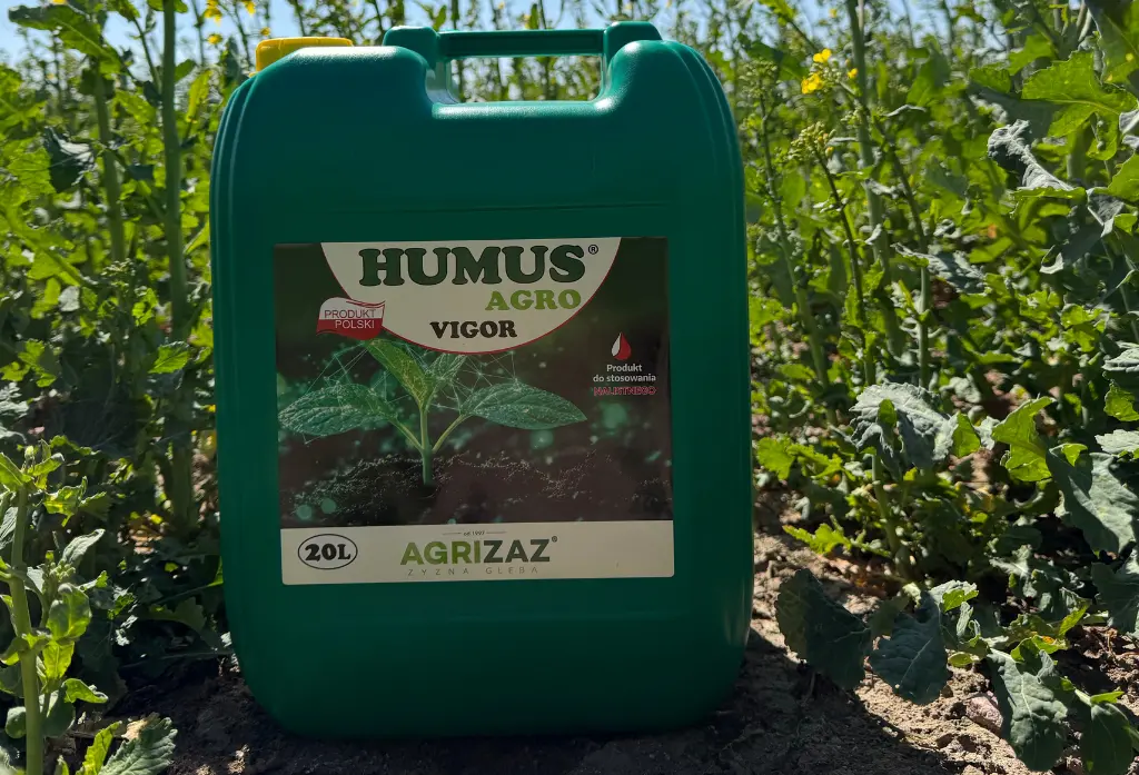 Produkt Humus Agro Vigor na tle pola uprawnego